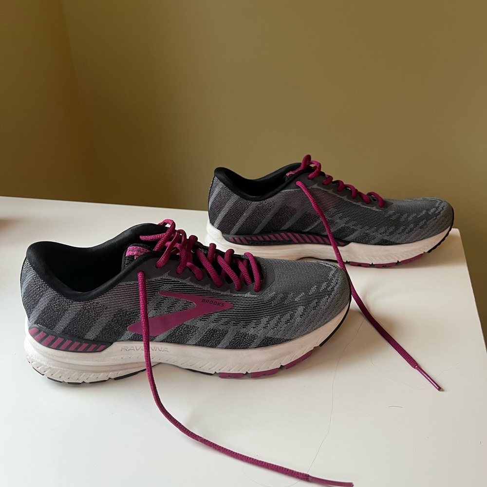 Brook’s women’s 7.5D wide, preowned